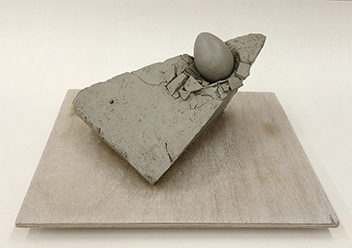 立体構成「卵と任意の形態との関係」をテーマに構成