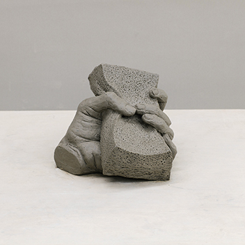 彫刻科実習「塑造：構成『手とスポンジ』」