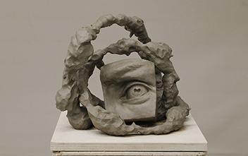 塑造 構成「想像の内部」をテーマにモチーフを任意の構成で塑造しタイトルをつけなさい。／タイトル『知覚の檻』／水粘土／現役生作品