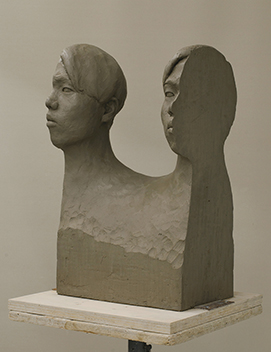 塑造 構成「現在と過去」をテーマに自刻像を作りなさい。／水粘土