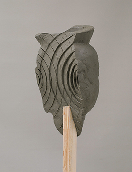 塑造「弥勒菩薩をモチーフに自由に彫刻しなさい」／水粘土