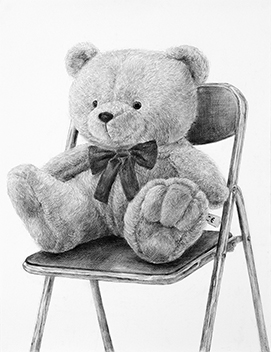 素描「クマのぬいぐるみとパイプ椅子」／木炭紙判画用紙／夜間部生作品