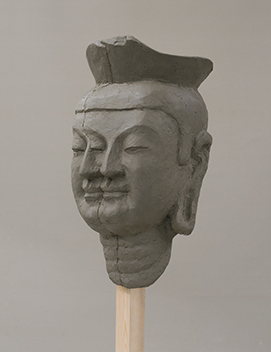 塑造「弥勒菩薩をモチーフに自由に彫刻しなさい」／水粘土